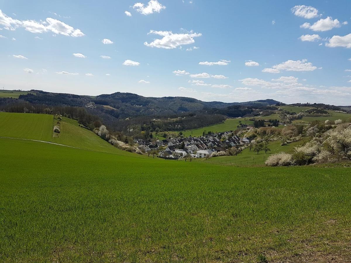 Ferienwohnungen Am Aeppelsberg Volkesfeld Luaran gambar